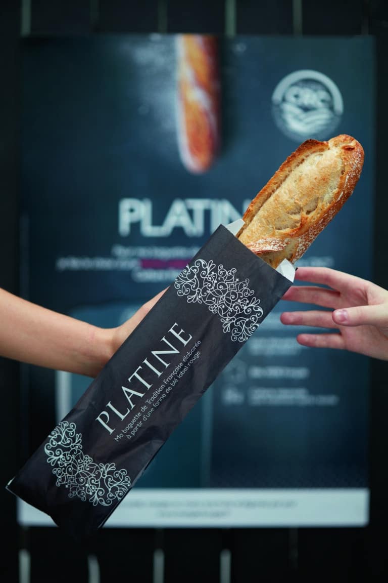 Baguette platine devant affiche