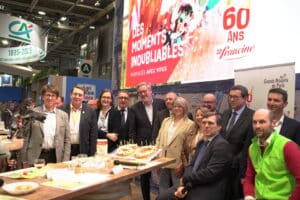 Photo des personnalités à la table d'hôtes Francine - SIA 2025