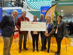 Photo de la remise du cheque aux banques alimentaires au Salon de l'agriculture 2025