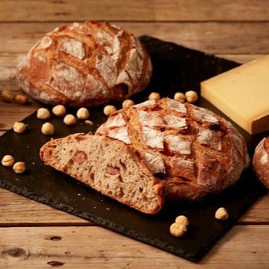 Recette - Le pain au vin, saucisson et noisettes